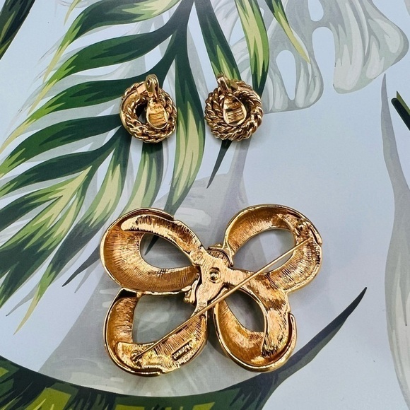 MONET BROOCH & EARRING SET | Gold Tone Bow Rope Style Earrings Clip Style - Picture 4 of 10